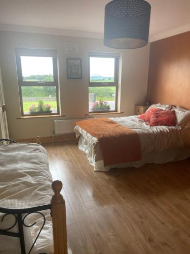 Hugginstown House | Homestay Large Ensuite Room
