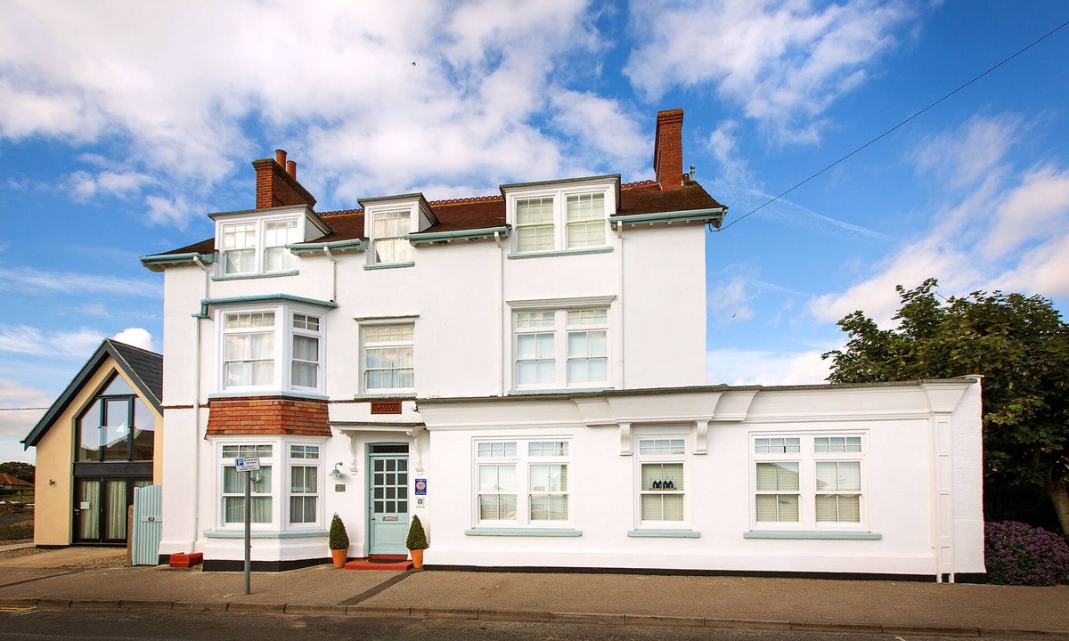 Mundesley House | Hot tub, sauna, sea views, sleeps 16, hen & birthday weekends, family holidays