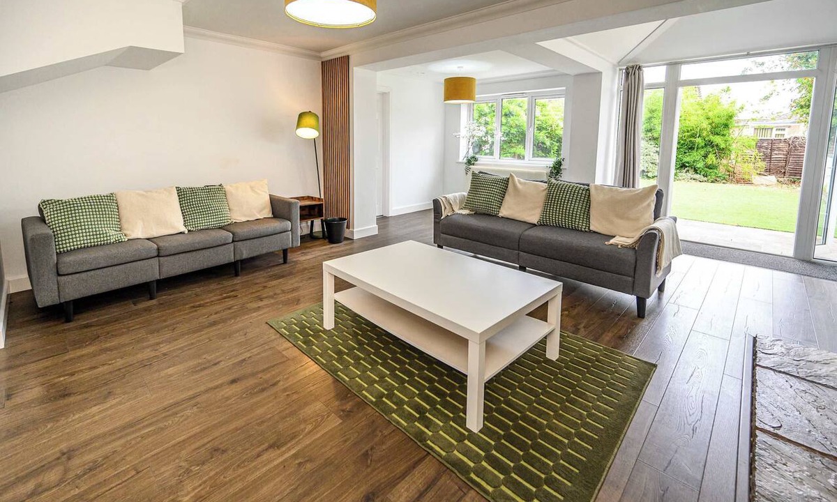 Staple Hill House | Howard Road Sleeps 7 -5 Bedrooms | Parking |Garden