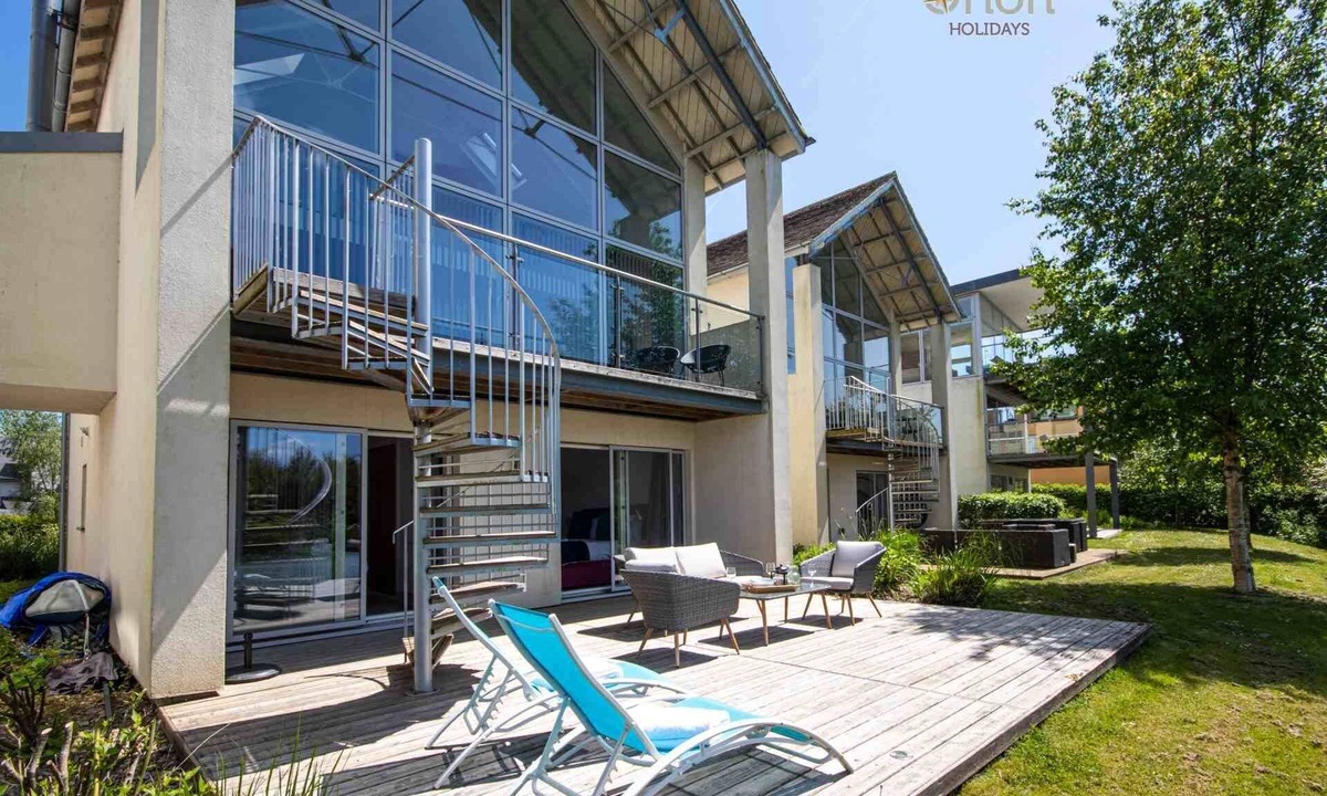 Malmesbury House | Howells Mere 70, Sunnybank - Lakeside Holiday Cottage, Spa Access, Sleeps 9