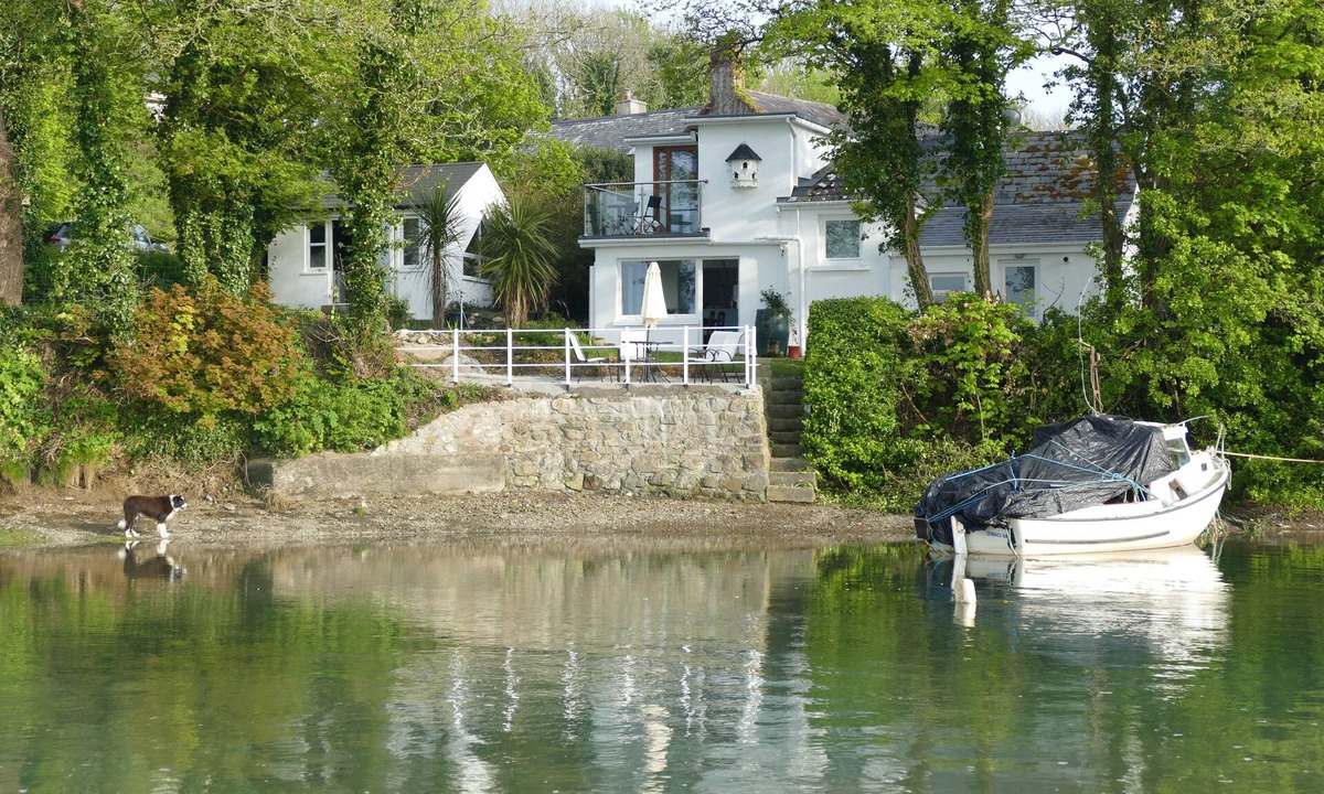 Fethard on Sea Cottage | Idyllic cottage set on the water's edge