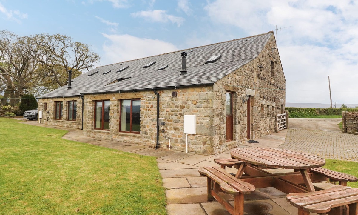 Fourstones Near Bentham Cottage | INGLEBOROUGH BARN, pet friendly, with hot tub in High Bentham