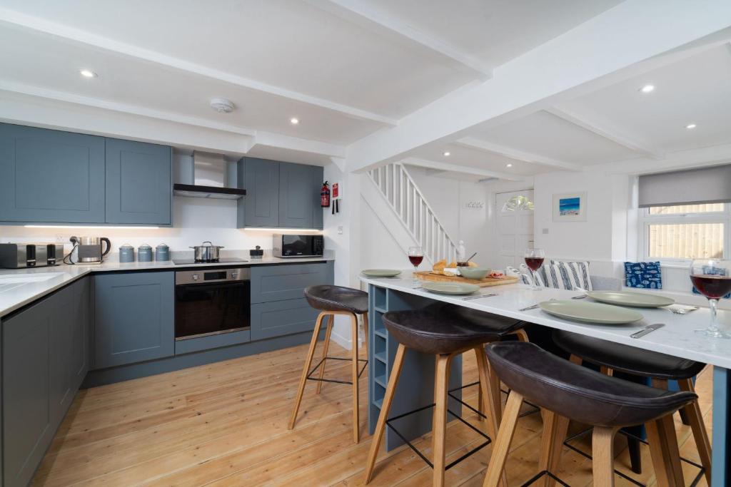 St Ives House | Karibu - Boutique Cottage with Parking - Short walk to Beach