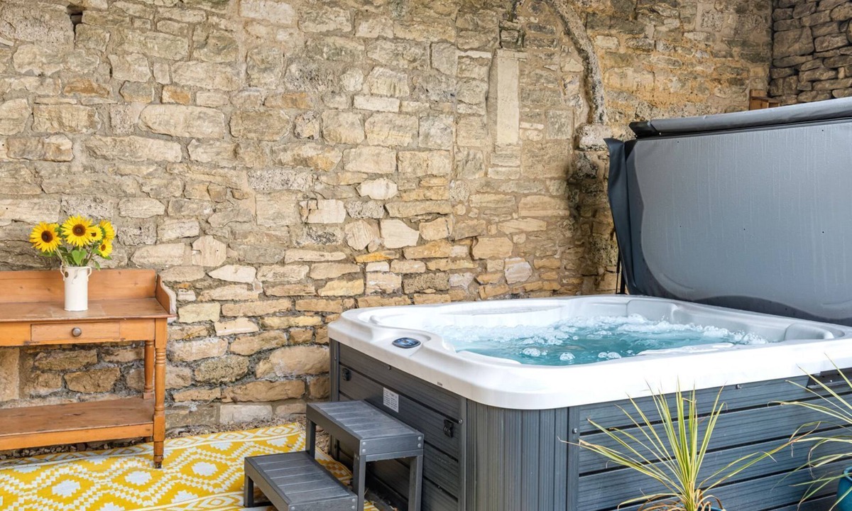 King's Stanley Cottage | Kestrel Barn, Leonard Stanley - sleeps 5 guests in 2 bedrooms