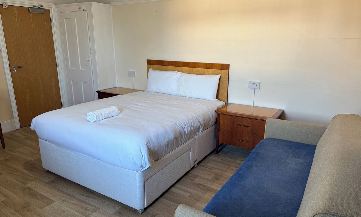 Epsom House | King Size Room with Wash Basin