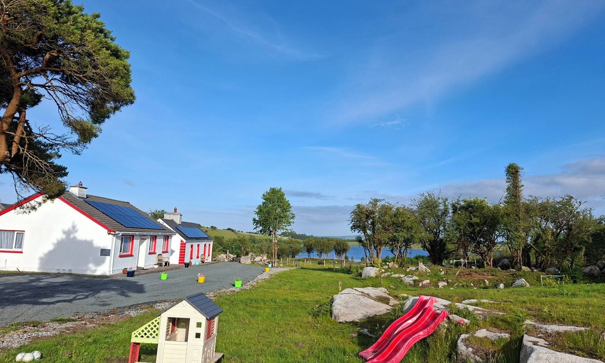 County Mayo Cottage | Lakeside 3 Bedroom Cottage in Derryhick Escape 15min from Castlebar