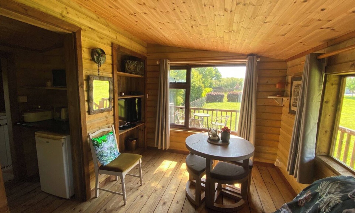 Castlemartyr Cabin | Lakeside Lodge - Castlemartyr - Sleeps 4
