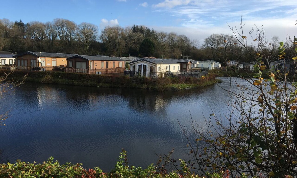Ludchurch House | Lakeside Luxury Caravan at Woodland Vale, Near Tenby. Exclusively for 2 adults