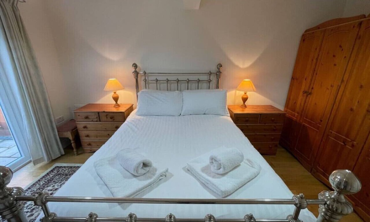 Cambridge House | Large 2 bed House in Picturesque Madingley Village