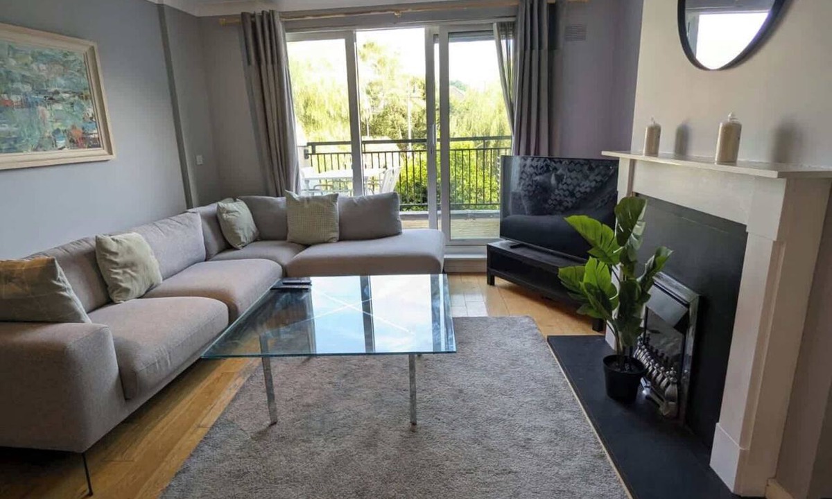 Ongar Apartment | Large 3BD Duplex, 20Min to Airport