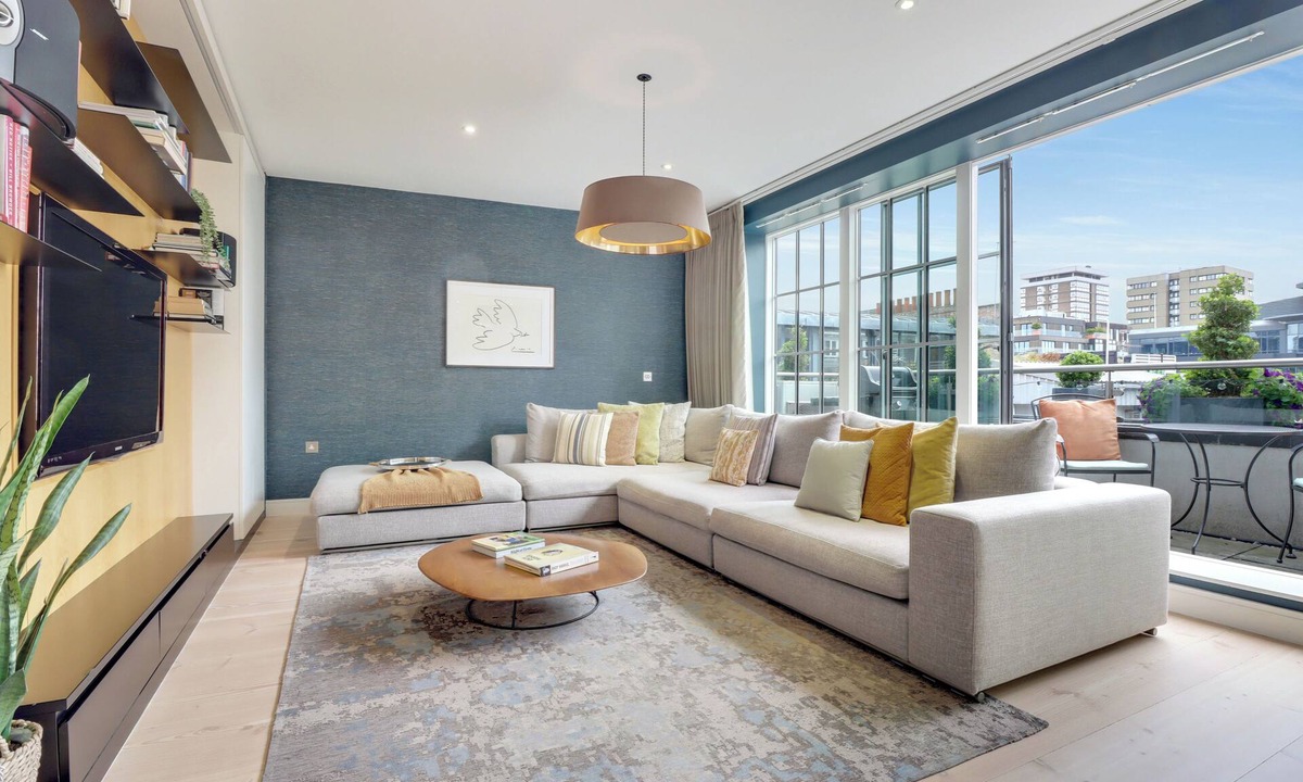 Soho Apartment | Large Modern Designer Soho Flat with AirCon, 24 Hour Concierge and Terrace
