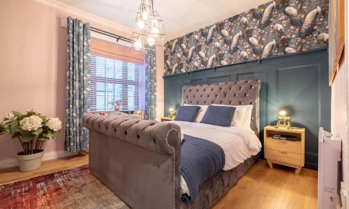 Donaghadee House | Lavish 3-BDR House, Hideaway - Guests 7 - WiFi - Free Parking - Hot Tub - Garden