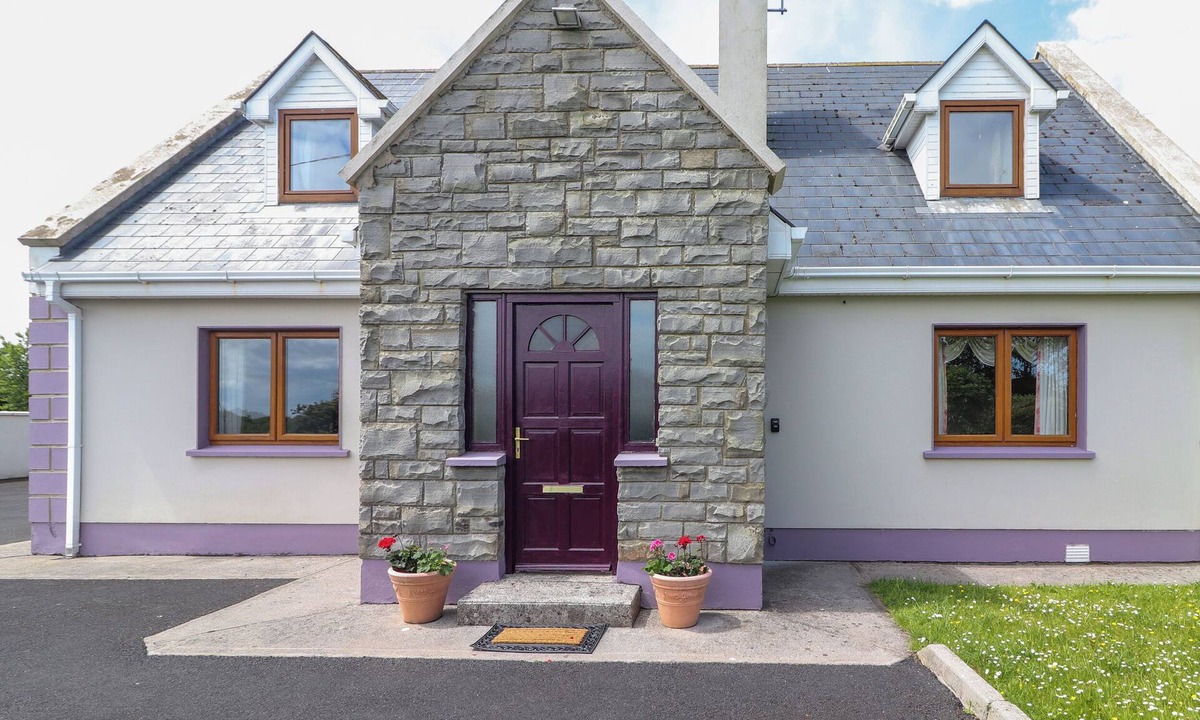 Doonbeg Cottage | LEVALLY HOUSE, family friendly in Doonbeg, County Clare