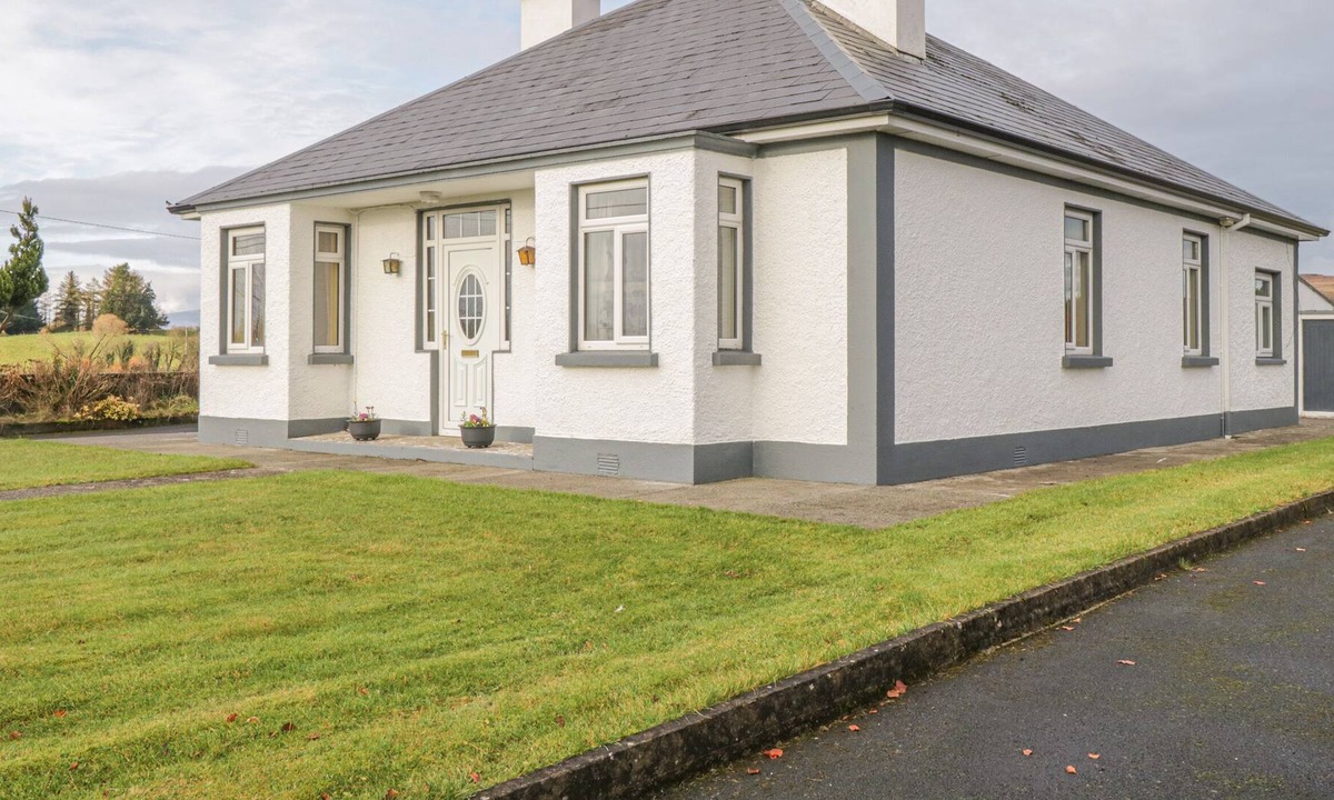 Aghaward Cottage | LIME TREE COTTAGE, pet friendly in Foxford, County Mayo