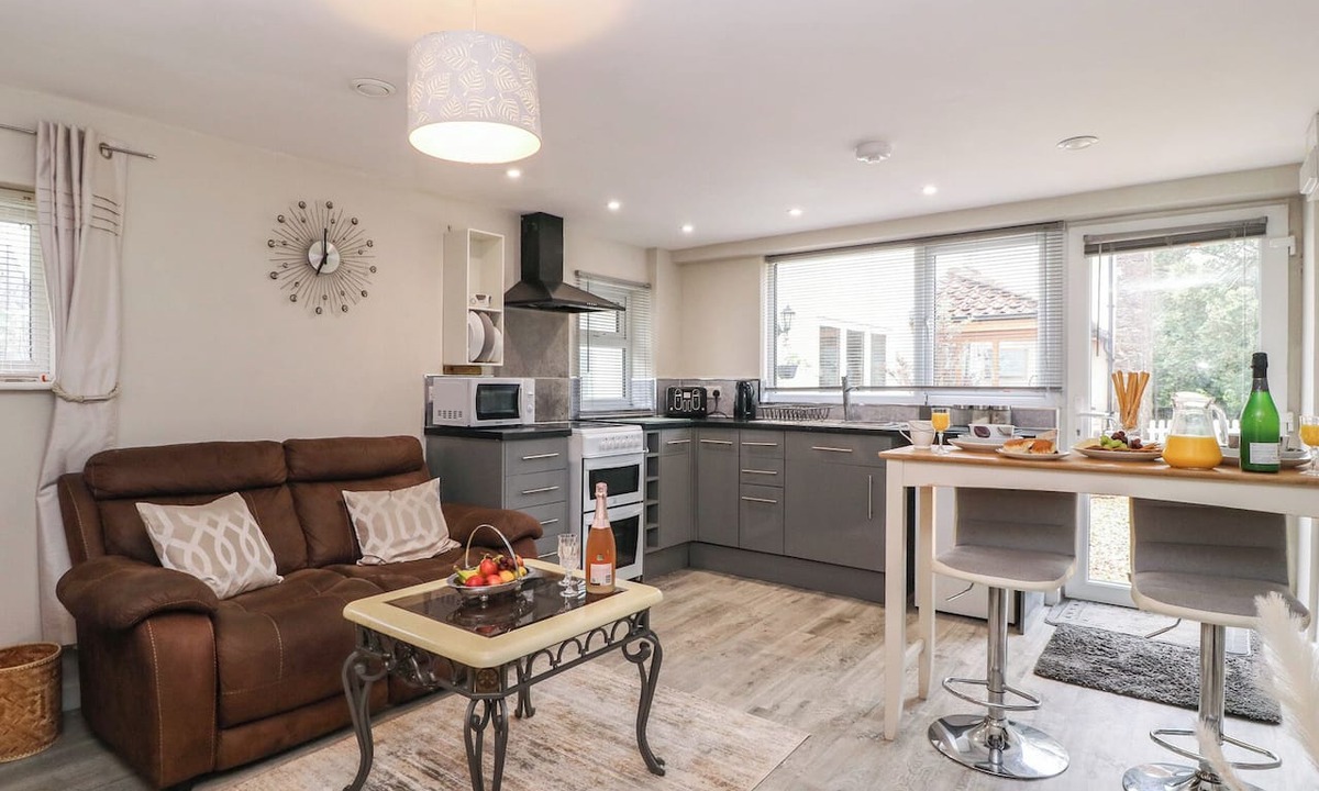 Hinton Blewett Cottage | LITTLE HERRIOTTS, romantic, with a garden in Bishop Sutton