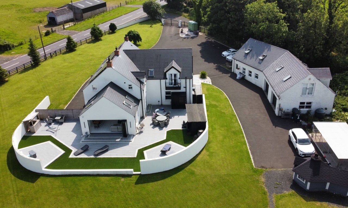 Armoy House | Little lake lodge/house hottub sauna