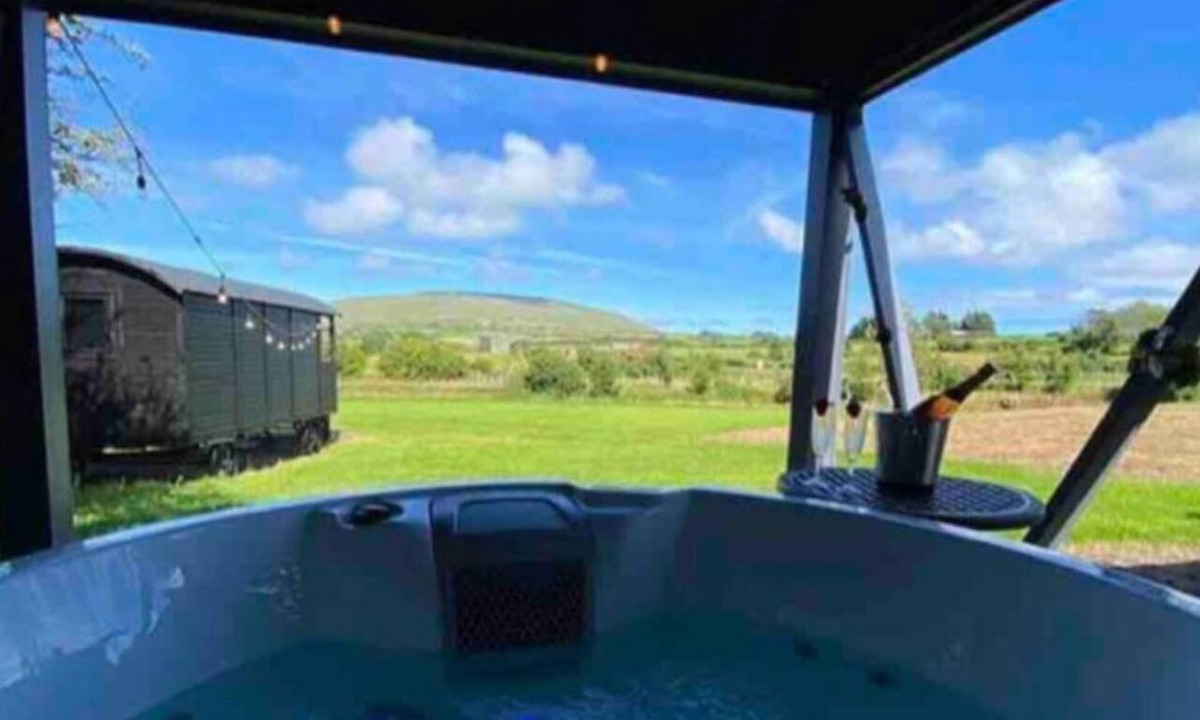 Armoy Cabin | Littlelakelodge 2 Cabin With Hot Tub and Parking