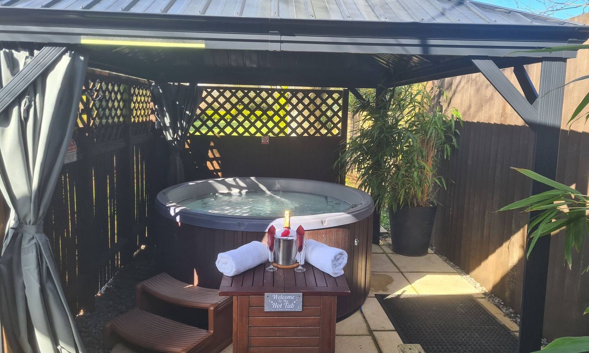 Godshill Cabin | Log Cabin Private Hot Tub & Swimming Pool ,Adults Only,New Forest National Park