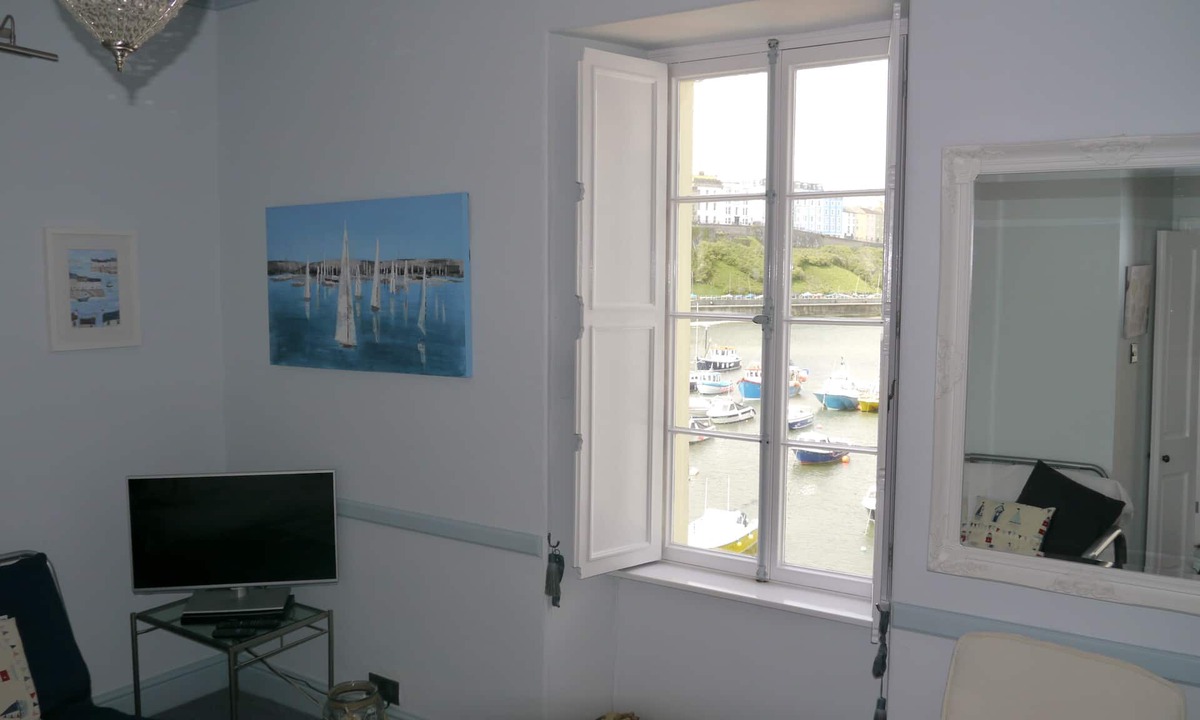 Tenby Apartment | Lovely 1 bed flat & Parking. Summer 27 availability. Stunning views. Central.