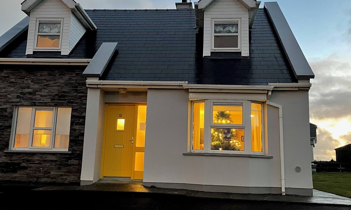 Liscannor House | Lovely 3-bedroom house with WiFi. Close to Cliffs of Moher and and Lahinch Golf.