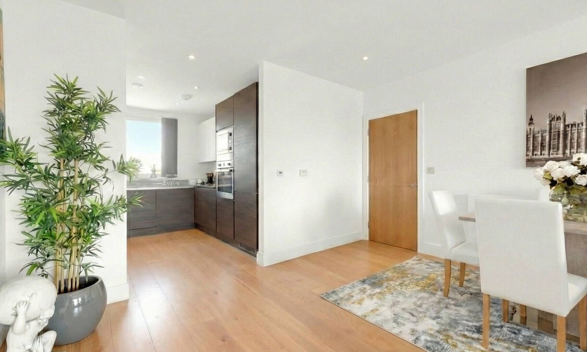 Surrey Docks Apartment | Luxe Riverside 3 Bed, 2 Bath En-Suite, Balcony views with Great Links in London