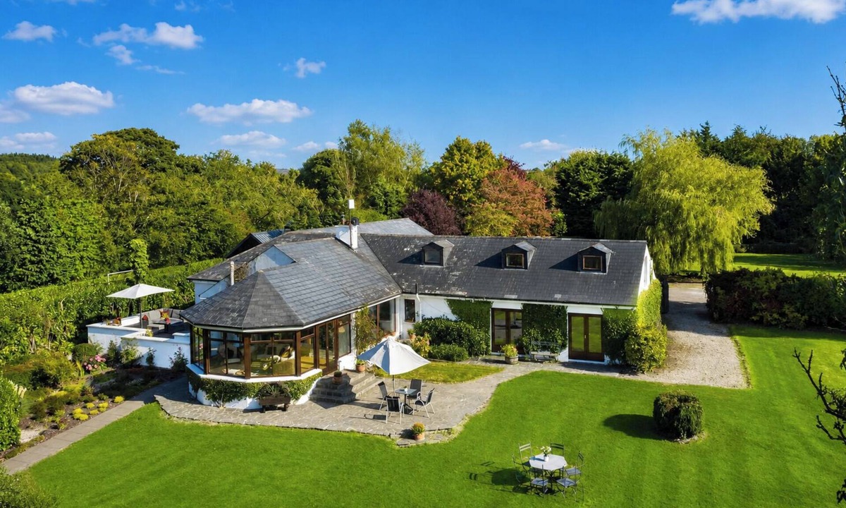 County Meath House | Luxurious House Sleeps 8 - Free Parking & Garden