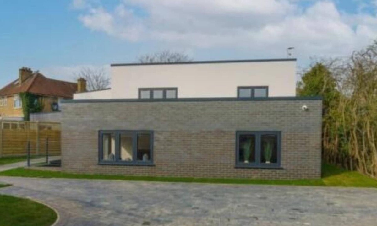 Gerrards Cross House | Luxury 4BR Getaway Garden Smart Features