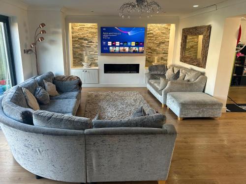 Penarth House | Luxury 5 Bedroom Group House near Cardiff Sleeps 13 with Sauna and a Games Lounge