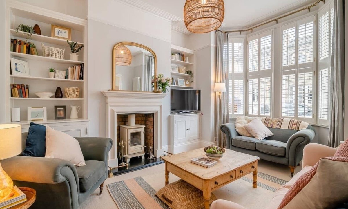 Clevedon House | Luxury Coastal Retreat | Steps to Sea | Sleeps 10 | Walk to Pier & Cafes