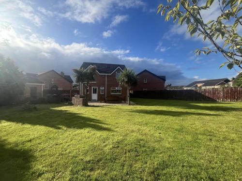 Donaghadee House | Luxury Coastal Retreat, Sleeps 6, Free WiFi, Free Parking, Detached