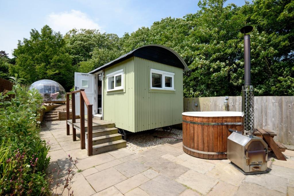 Polperro House | Luxury Coastal Shepherds Hut with hot tub, dining dome & a 5 Minute Walk to Pubs and Village