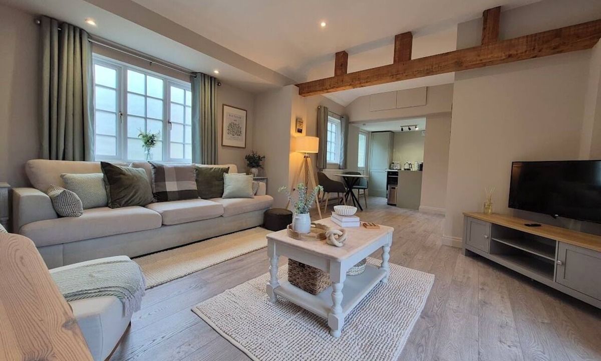 Brome Cottage | Luxury Suffolk Studio, Private Courtyard, Patio & Free Parking, Near Eye