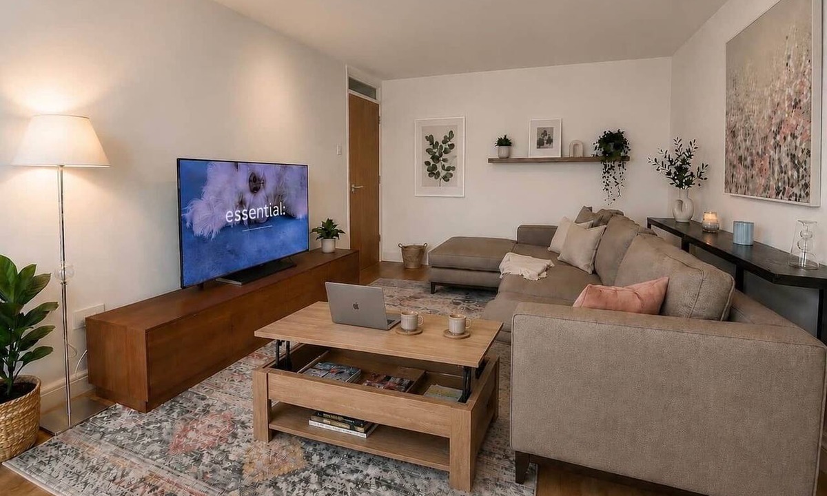 Woolwich Common Apartment | Mid Century Modern Apartment