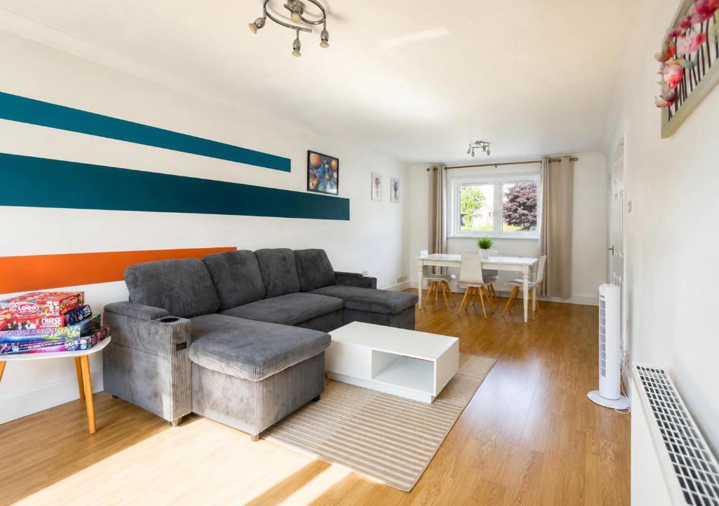 Livingston House | Modern 3Bed home near airport with free parking