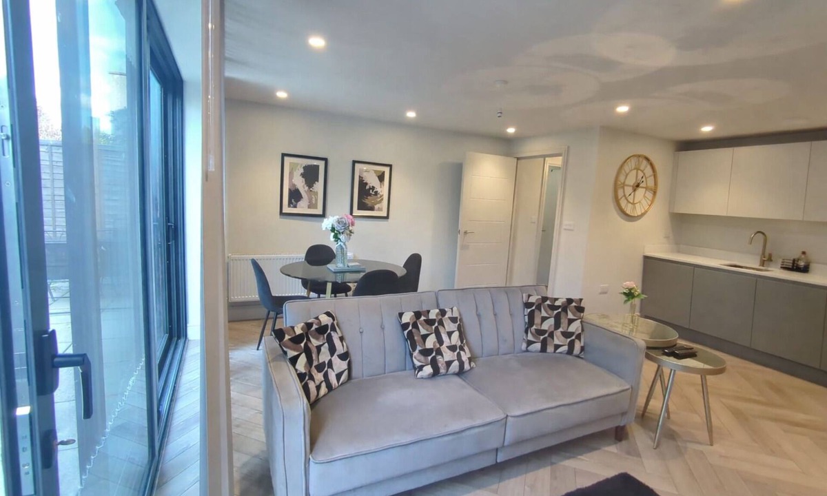 West Barnes Apartment | Modern 3BR Garden Apartment in Raynes Park | 1GB Wi-Fi | Sleeps 6/Pet friendly