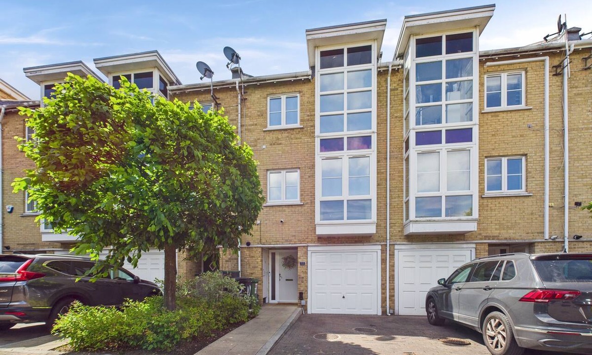 Ewell House | Modern 3BR Townhouse | Self Check-In | Sleeps 6 | 35min Direct Train to London