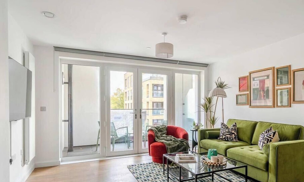 Walton-on-Thames Apartment | Modern Apartment w/Private Balcony, WiFi, Parking