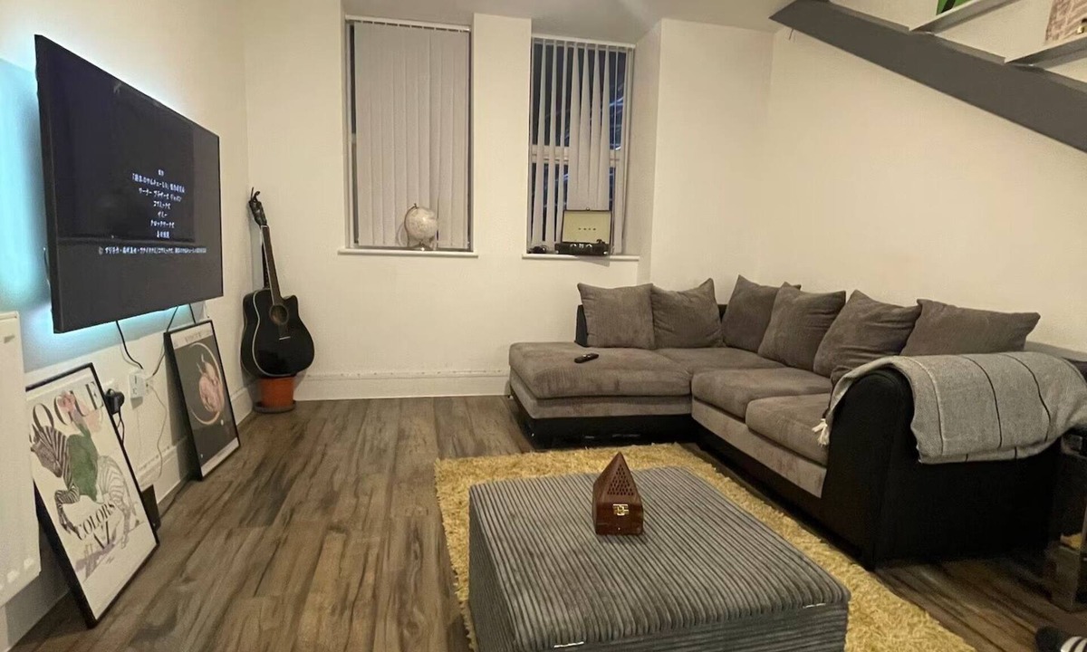 Havering Apartment | Modern Apartment 20 Mins to Central London Sleeps 2