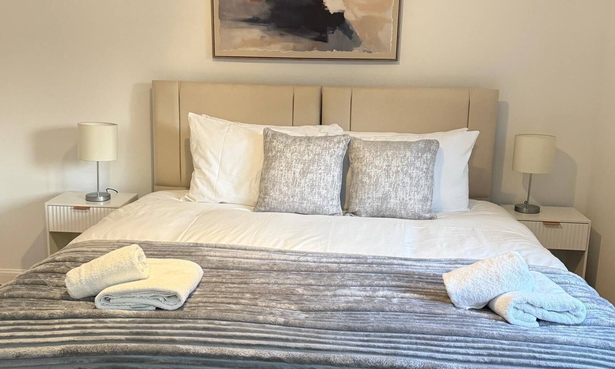 Patchway House | Modern & Comfortable Stay in Patchway, Bristol | Near Cribbs Causeway/Aztec