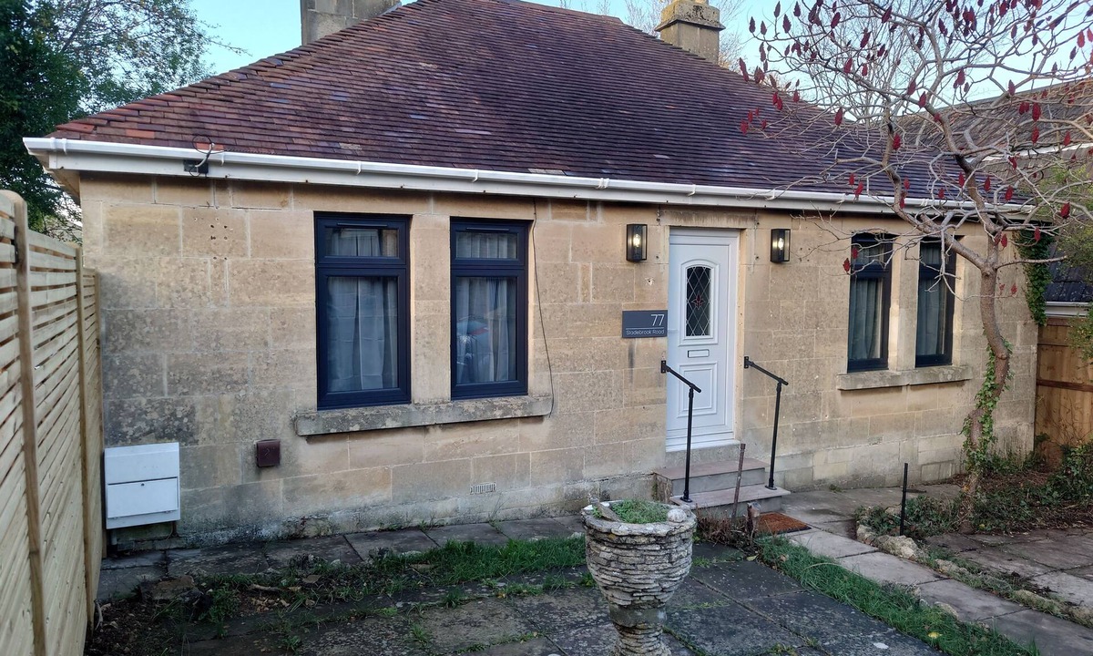 Newton St Loe House | Modern & Cosy 2 bedroom Bungalow Near Bath, Bristol & The Cotswolds
