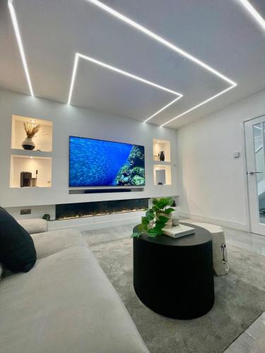 Fairwater House | Modern House with Garden and Parking