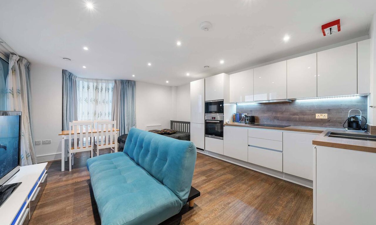 Surrey Docks Apartment | Modern Riverside 1-Bedroom Apartment · Sleeps 5 · Roof Terrace & Concierge