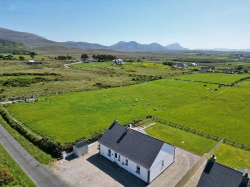 Ardsbeg House | Mountain View Cottage - Style, Calm & Scenery EV Friendly Zappi