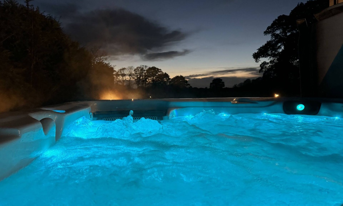 Bransgore Cottage | New Forest Luxury Cottage on a private estate. 2 bedroom. Hot tub.