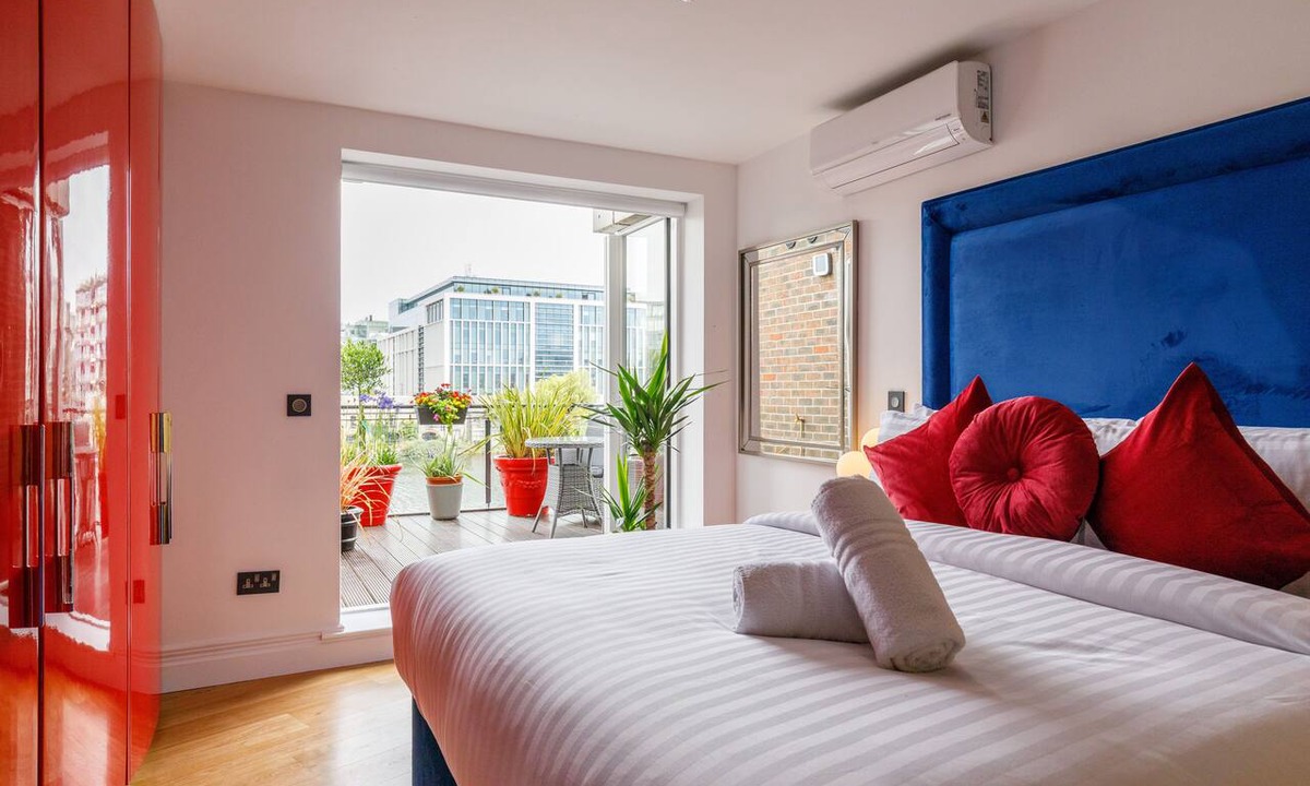 Grand Canal Dock Apartment | New Listing, Stunning Newly Renovated Waterfront Apartment