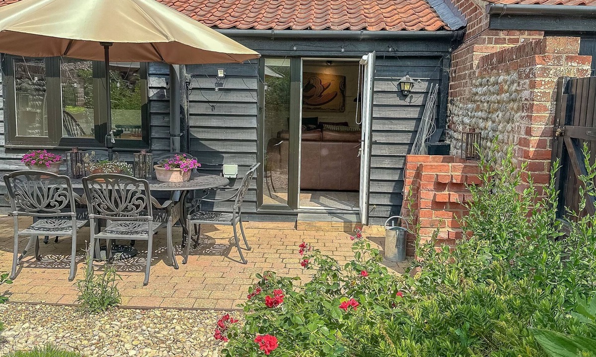 Happisburgh Cottage | Nicholson Cottage - sleeps 4 guests in 2 bedrooms