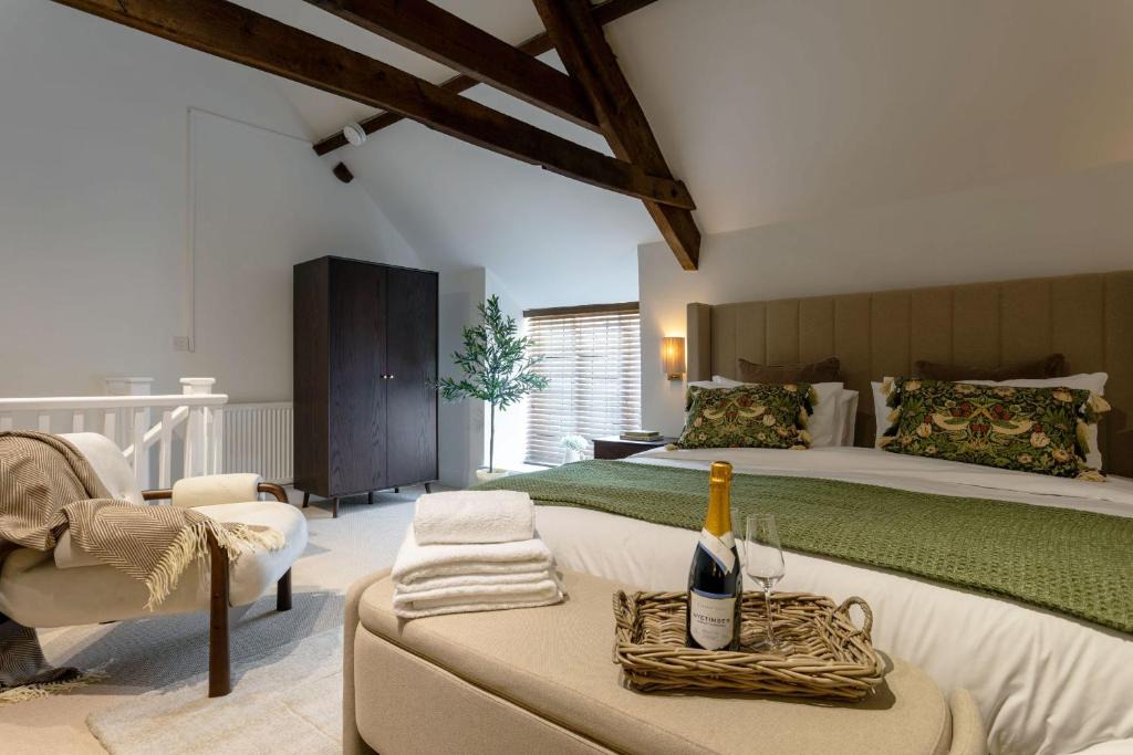 Tetbury House | Old Coombe Cottage by Must Stay Again - super king bed, free parking, central Tetbury
