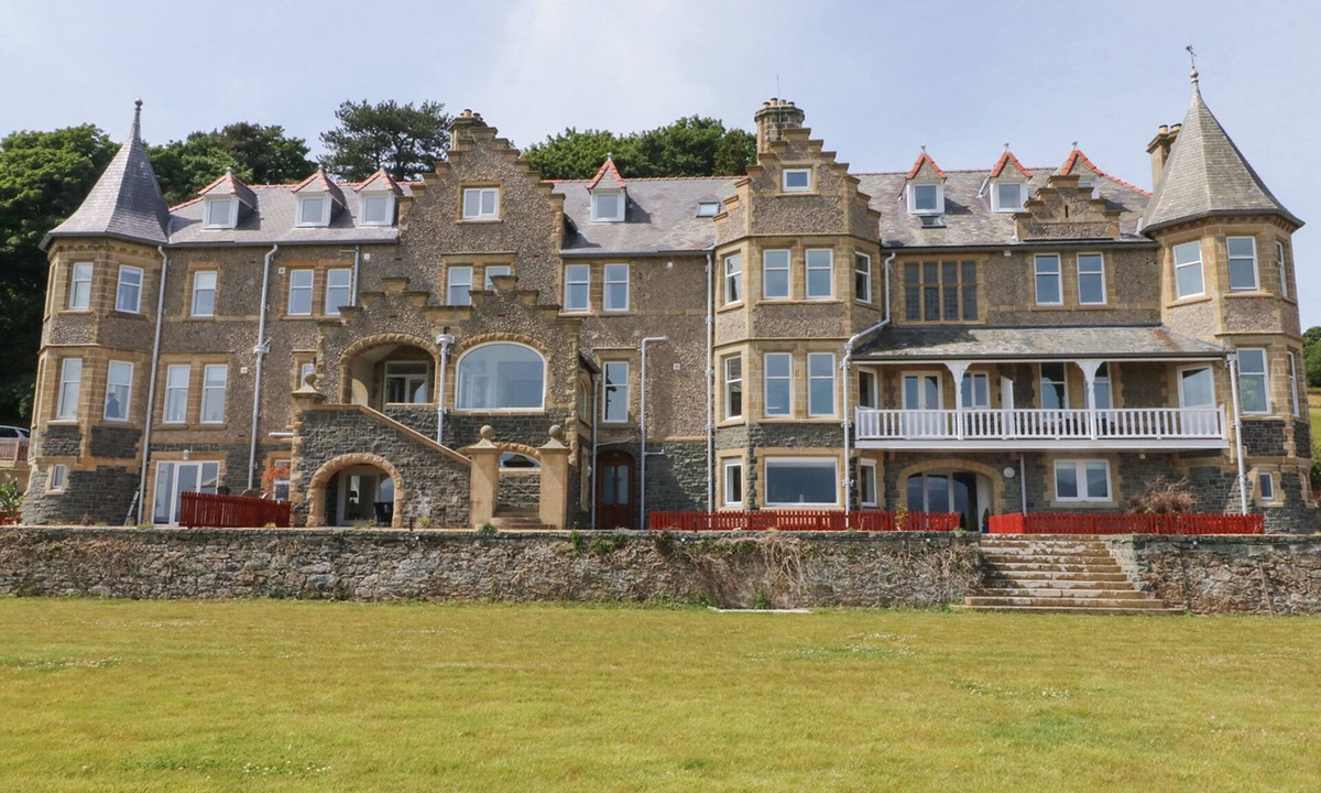 Menai Bridge Cottage | ON THE STRAITS, family friendly, with a garden in Menai Bridge