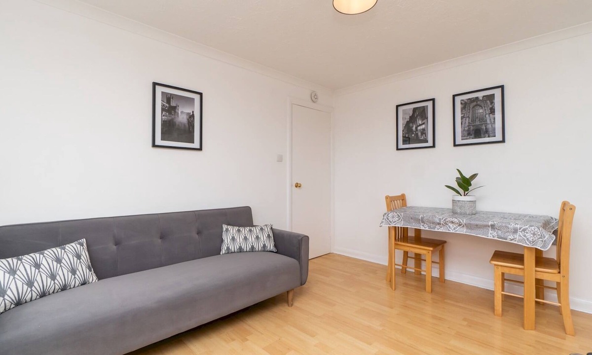 Bath Apartment | One bed flat with stunning views and free parking - Pass the Keys