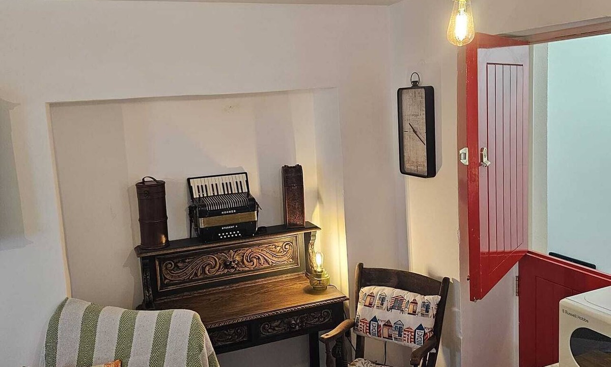 Carrickfergus House | One-Bedroom House Time Stands Still